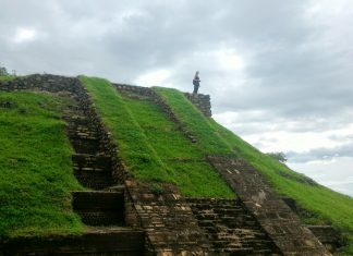 La piramide Maya del parco archeologico del Cihuatàn in El Salvador
