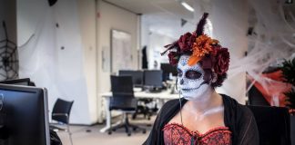 Halloween negli uffici di Booking.com, foto di Glassdoor.com