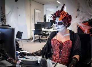 Halloween negli uffici di Booking.com, foto di Glassdoor.com