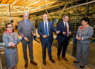 (da sinistra): Craig Richmond, President and CEO of Vancouver Airport Authority, Perry Cantarutti, CEO of SkyTeam e Jeffrey Stern, CEO of Global Lounge Network
