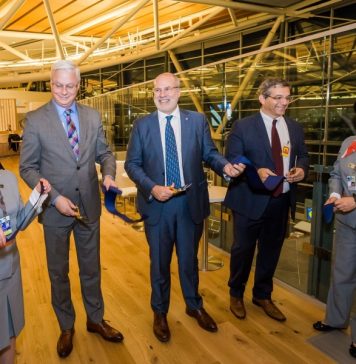 (da sinistra): Craig Richmond, President and CEO of Vancouver Airport Authority, Perry Cantarutti, CEO of SkyTeam e Jeffrey Stern, CEO of Global Lounge Network