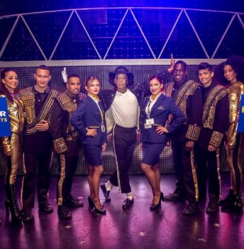 Greg O’Gorman e Mark McLaughlin con il cast di Thriller e il personale di bordo di Ryanair al lancio di Ryanair Tickets a Londra