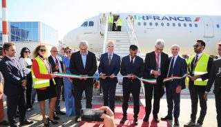 Dopo 23 anni Air France torna a volare da Bari a Parigi. Per celebrare l’arriv...